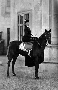 De Keizerin van Oostenrijk Elisabeth Amelie Eugenie van Wittelsbach, genaamd Sissi, in 1896 in Biarritz